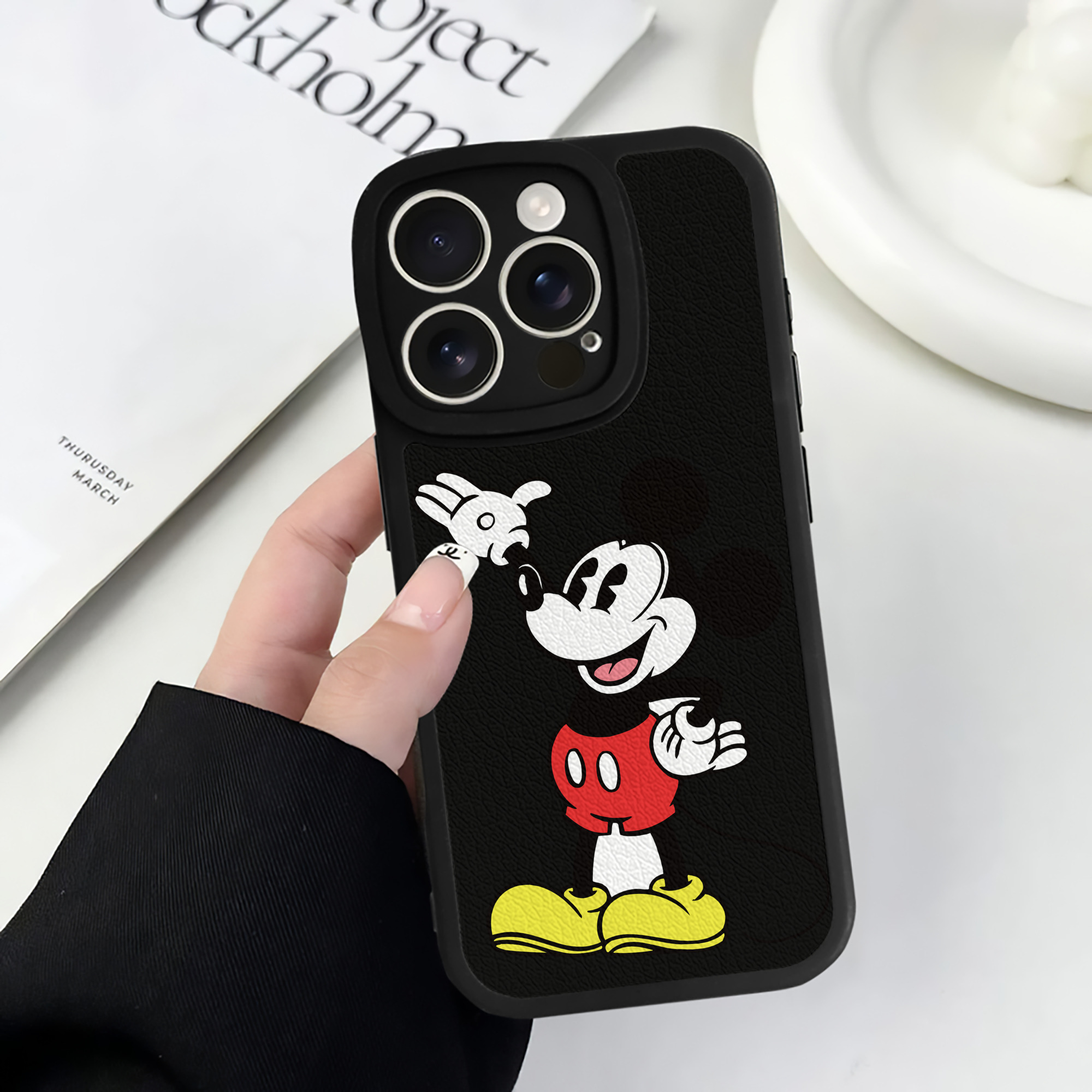 （画像用） ミッキーマウス Mickey Mouse 【iPhone 16シリーズ対応】シリコンスマホケース（レザー調） 材質：シリコン